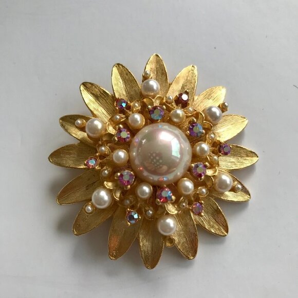 Starburst Floral Brooch/Pin Pearls/Rhinestone Gold finish costume Vintage 2" - Picture 1 of 16